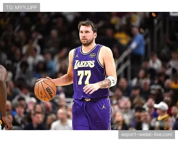 东契奇又在场边啃鸡翅？这哥们儿真把NBA当深夜食堂了