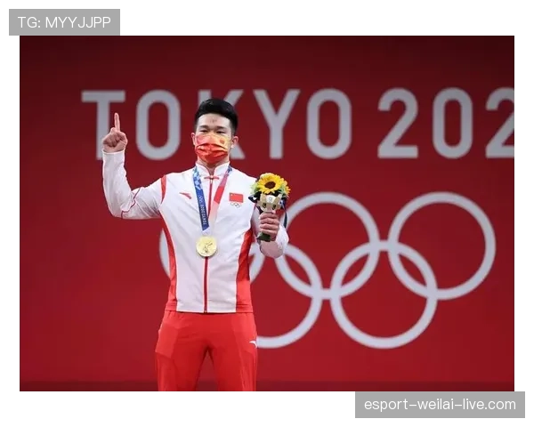 石智勇训练完直接啃鸡胸肉，这自律谁顶得住啊